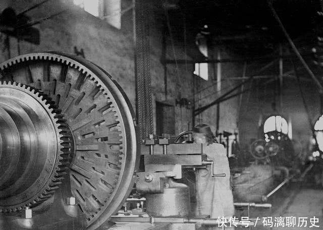 清朝|清朝老照片：图二先进的工厂让人感觉不可置信，图四是传统做鞋的老手艺