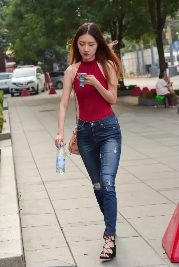 简约百搭的牛仔裤，打造时尚的潮流风，感觉十分的清新脱俗