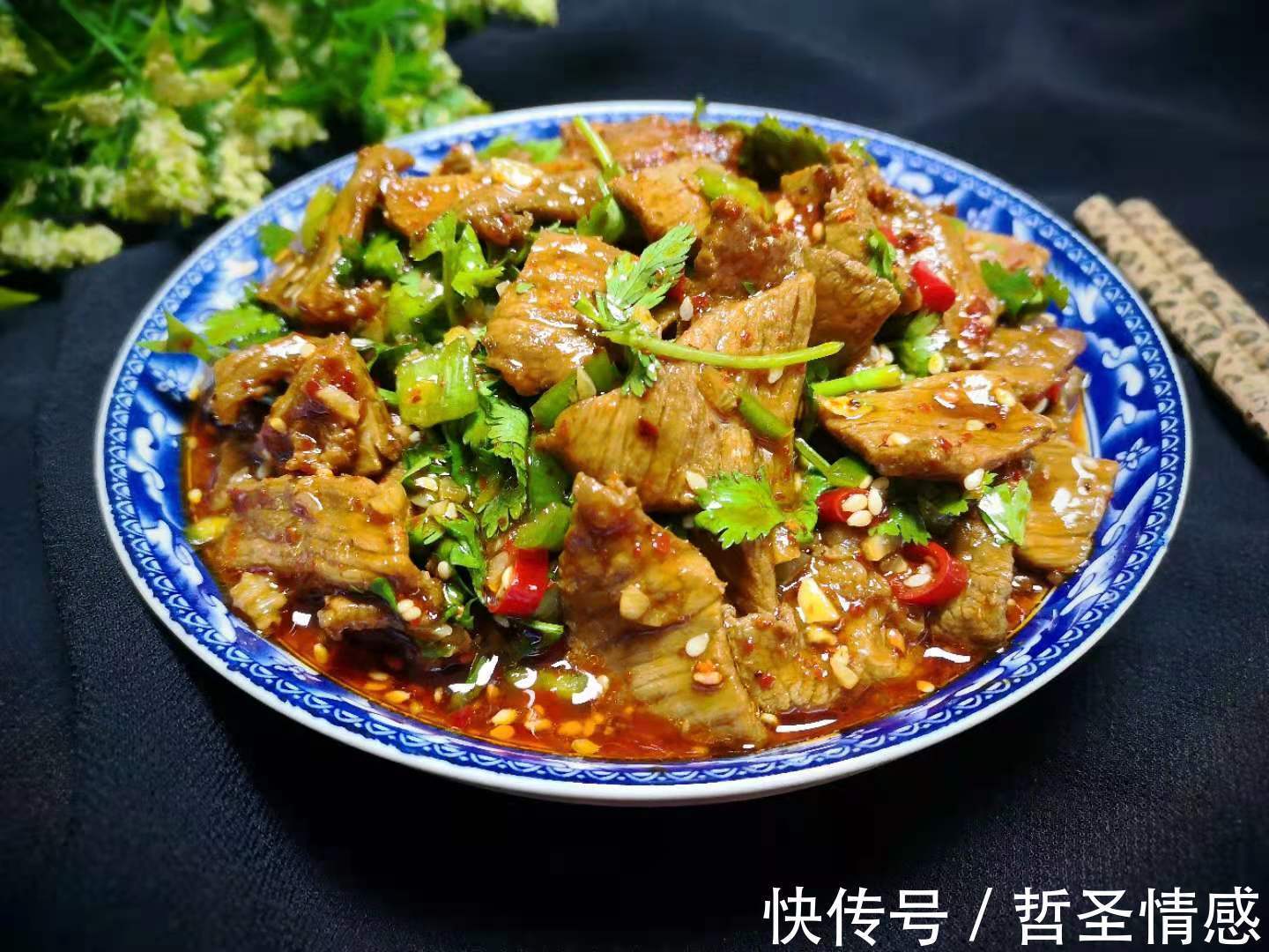 香菜拌牛肉|天一热就想吃这菜,切片一腌一煮浇上料汁,入味下饭,真解馋!