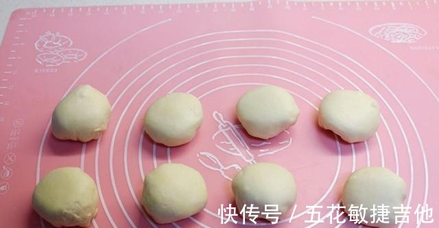 搭配|奶酪火腿水煎包，奶香浓郁的芝士，搭配猪肉火腿，一口下去超满足！