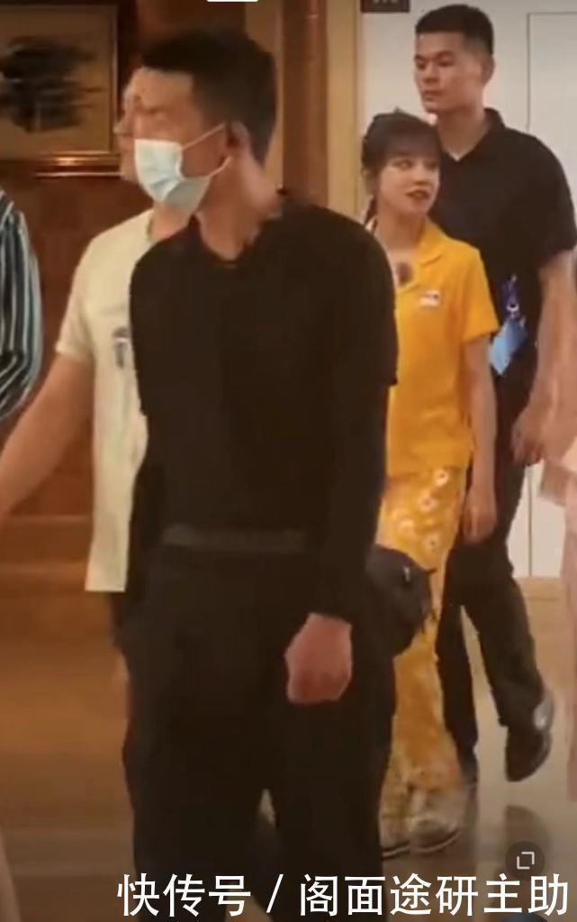 蔡徐坤|baby现身三亚录制节目,辟谣退出跑男传闻,击破退出跑男的谣言