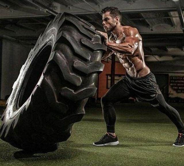 训练方法|这些肌肉猛男，就如同训练的轮胎，任凭翻滚跌打仍屹立不倒