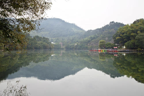 水中有山，山绕水生，水行山中，富春江一幅淡雅的水墨画卷