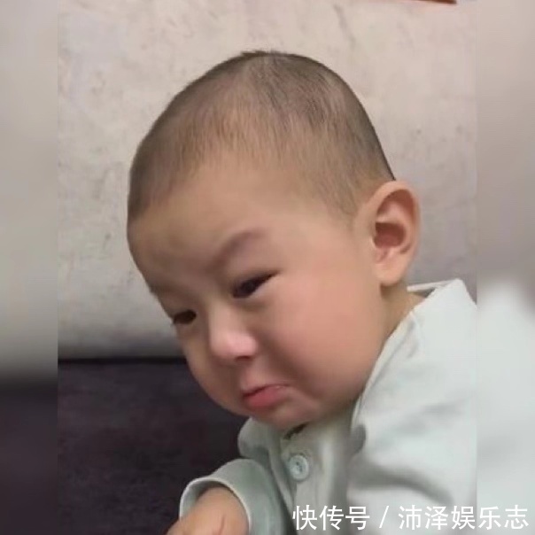 电位差|反应慢半拍的宝宝因接触到爸爸身上的静电,憋了好久终“释放”!