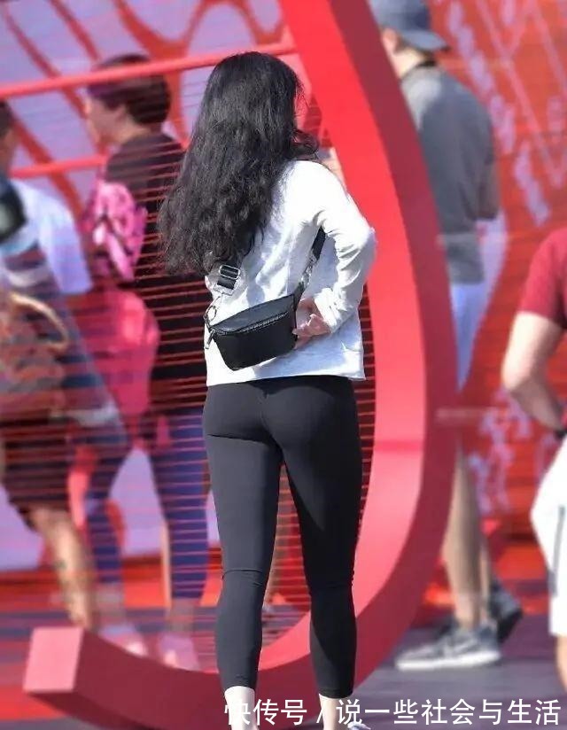 美女 “露胃”瑜伽裤的美女,用心挑选出合身的版型,搭配容易!