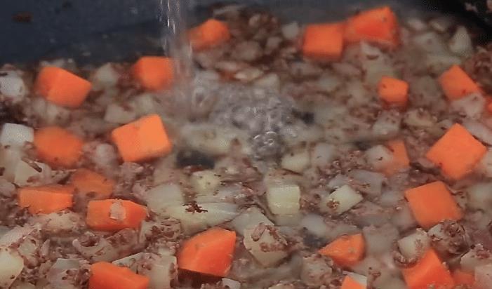 孩子|分享一款胡萝卜牛肉盖浇饭,鲜香味美又营养,孩子爱吃的主食美味