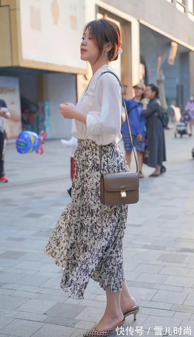 连衣裙 如花似玉的小姐姐,一件连衣裙休闲时尚,搭配高跟鞋显高有女人味