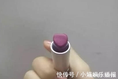 女生们|女生涂口红的习惯，取决于口红的形状，网友：全都是杰作