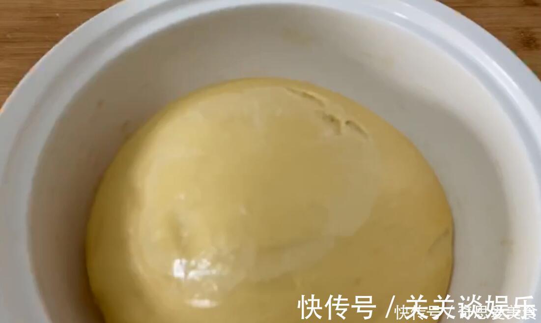 豆沙卷|想吃面包不用买了,4个鸡蛋一碗面,做出来的面包又拉丝又暄软