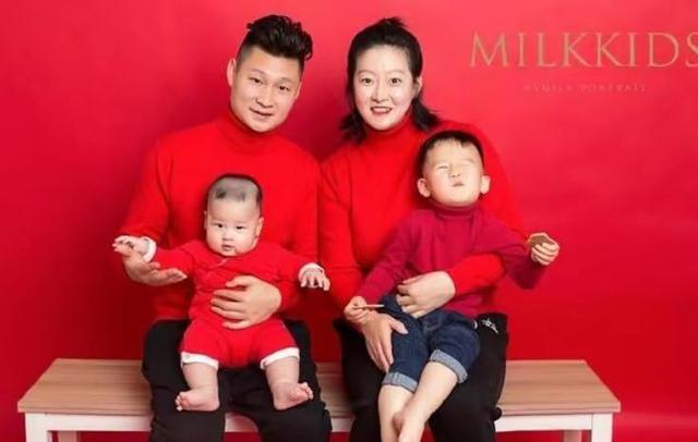 李盈莹|3年生下2个大胖小子!女排主攻一家4口拜年,李盈莹搭档幸福美满