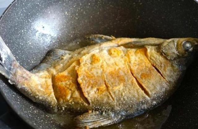 煎鱼在鱼身上抹点“它”,不粘锅不溅油鱼皮不破,现在知道还不晚