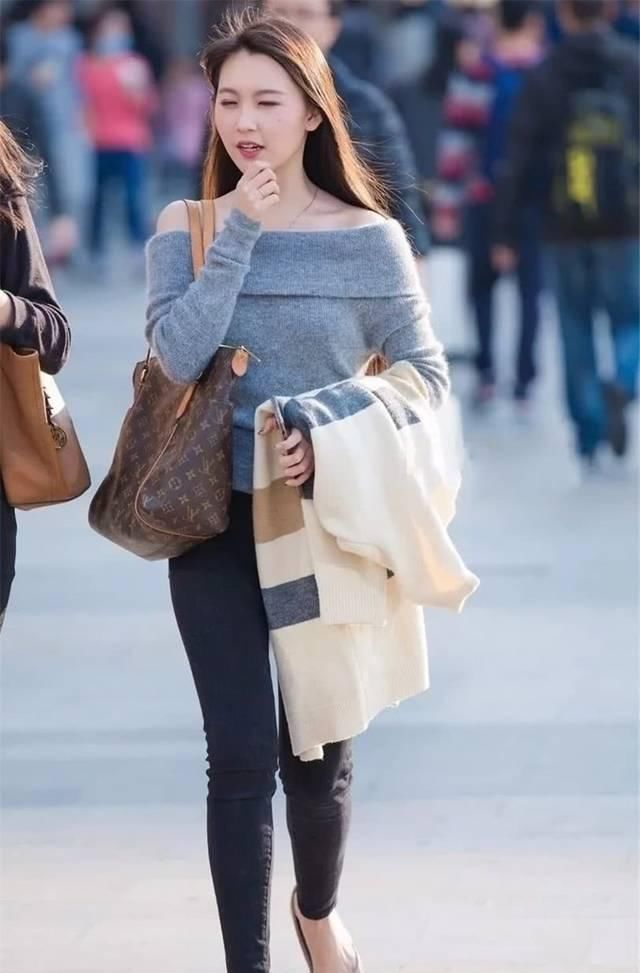 街拍美女:穿时尚露肩针织衫搭配黑色紧身牛仔裤小姐姐,知性优雅