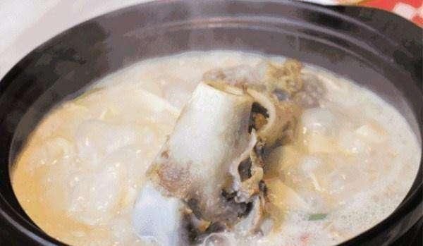 熬骨头汤时,一旦“水”用错了,汤不会浓稠也不会白,还腥味重!