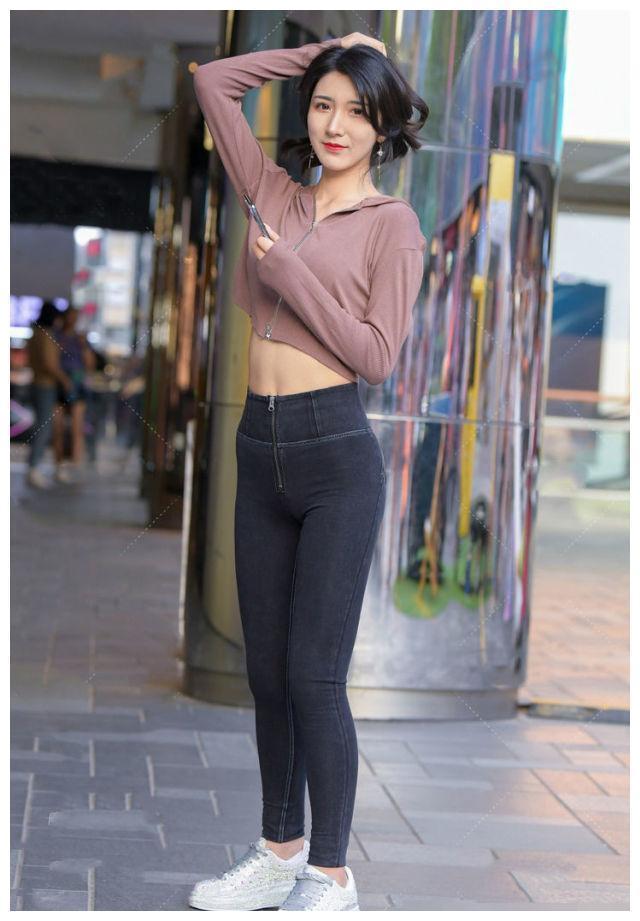 街拍|美女街拍小姐姐牛仔裤搭配运动夹克衫,给人带来眼前一亮的感觉