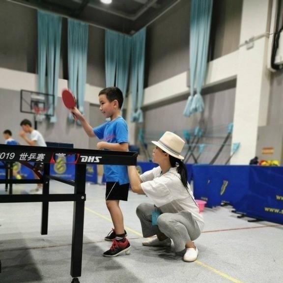 乒乓球|奥运冠军王楠晒10岁儿子，乒坛首战小组第一，4岁女儿球技不输妈
