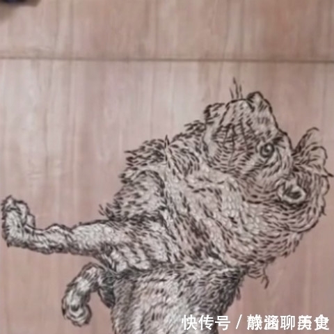 一幅画|美术生连瓜子皮都不放过,用扫帚扫出了一幅画,这块地要成宝了