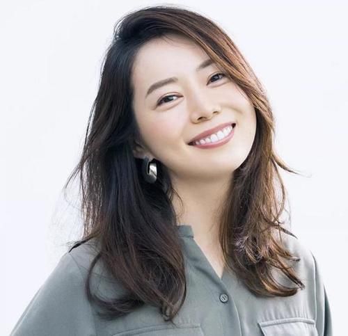 减龄|中老年女人烫发别选“小卷”,学日本妈妈,烫这些“大卷”更减龄