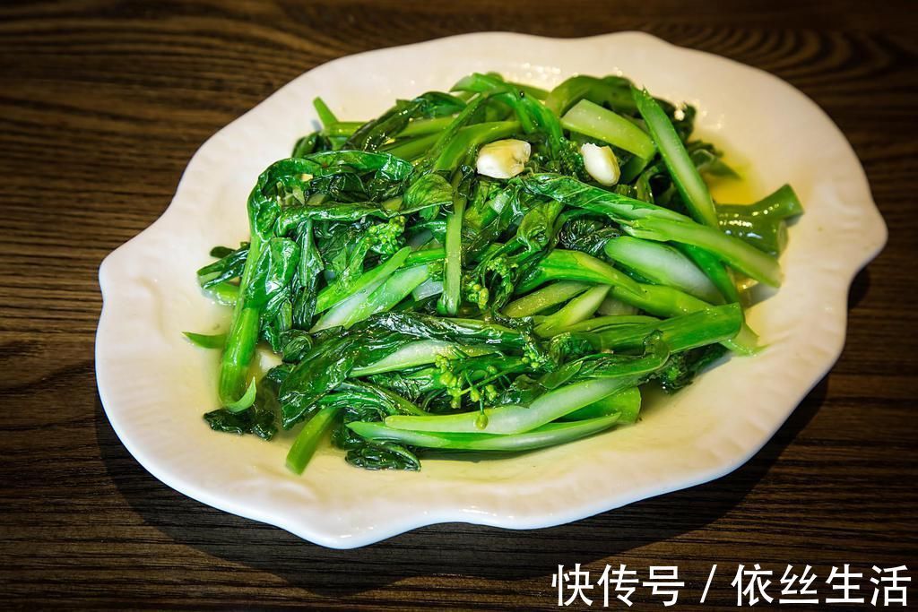 辅食|孩子一岁以后就能吃大人饭？营养师：三岁前娃吃大人饭有“毒”