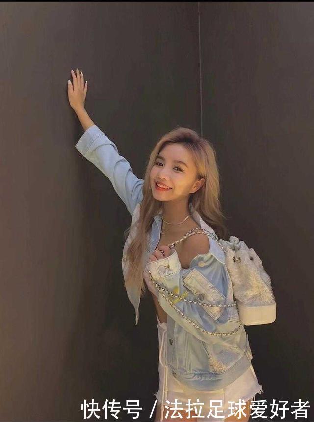 安崎|安崎真会穿,露腰针织衫配牛仔裤高挑精致,小个子也能穿出大长腿