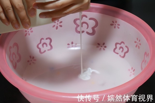 清水拖地等于“白拖”，教你一招，拖完不留水渍不沾灰，干净省力