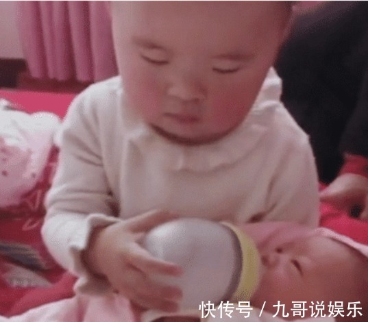 小小年纪|尿不湿界“混得最惨”宝宝喂奶火了,一声“唉”深藏了太多功与名