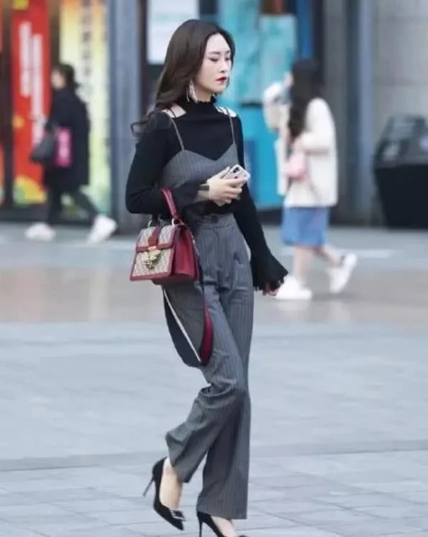 大气|街拍:仪静体闲的小美女,身穿镂空上衣,大气靓丽