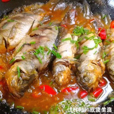 野生|一看就会的红烧鲫鱼,野生的小溪鲫鱼鲜的眉毛掉下来