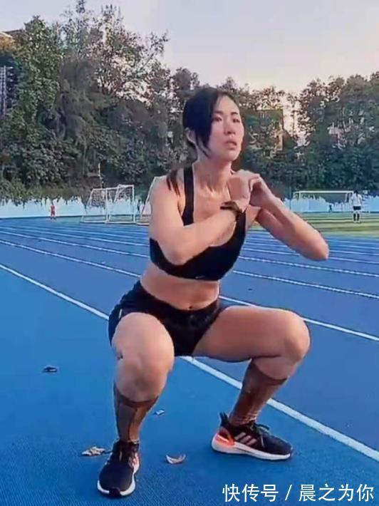 手臂|35岁健身模特,生了孩子后,也不忘健身,沙漏身材,惹人爱