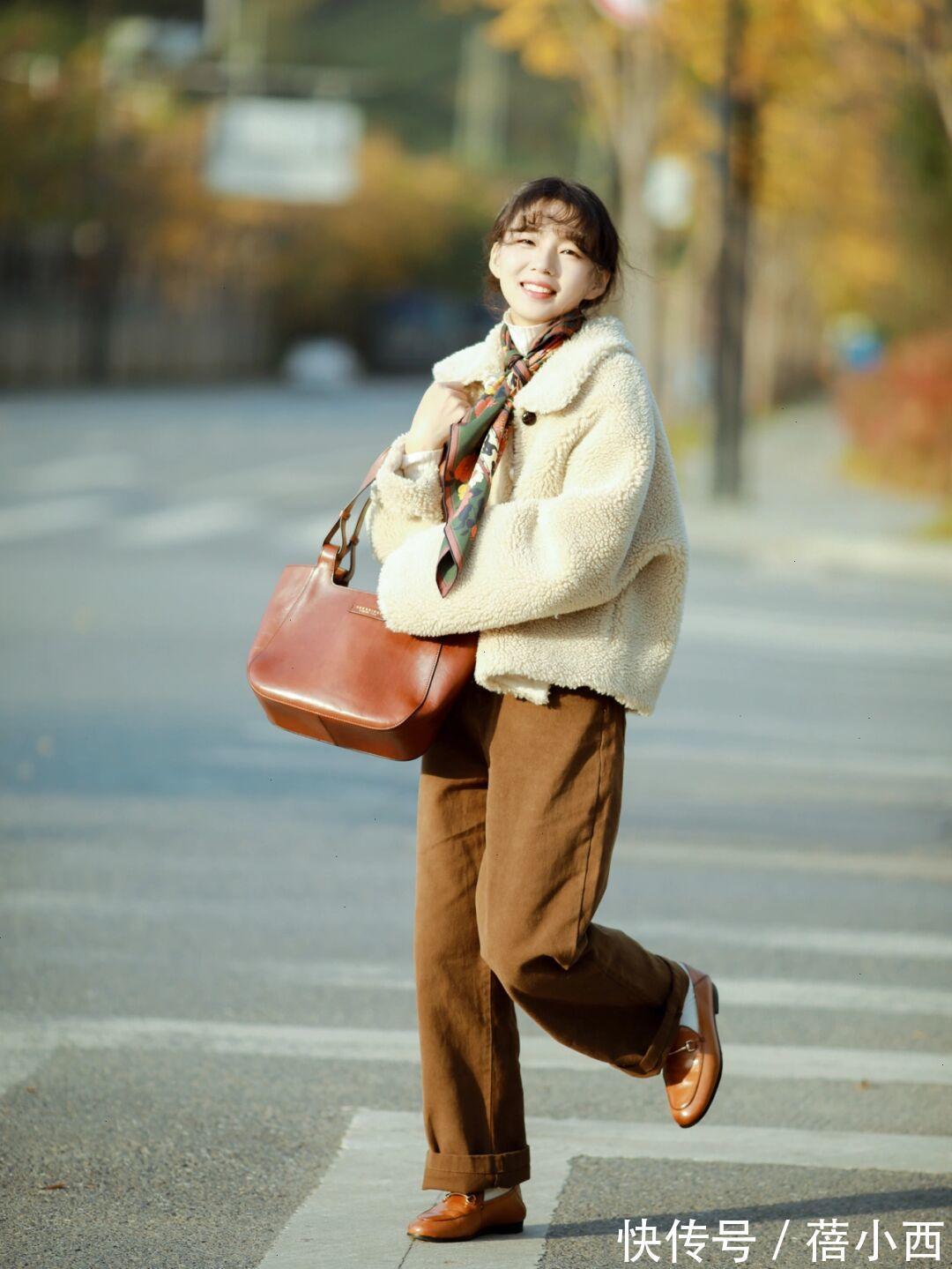 外套 给时尚做减法,这一季爱上“羊羔毛”外套穿搭,有点慵懒有点腔调