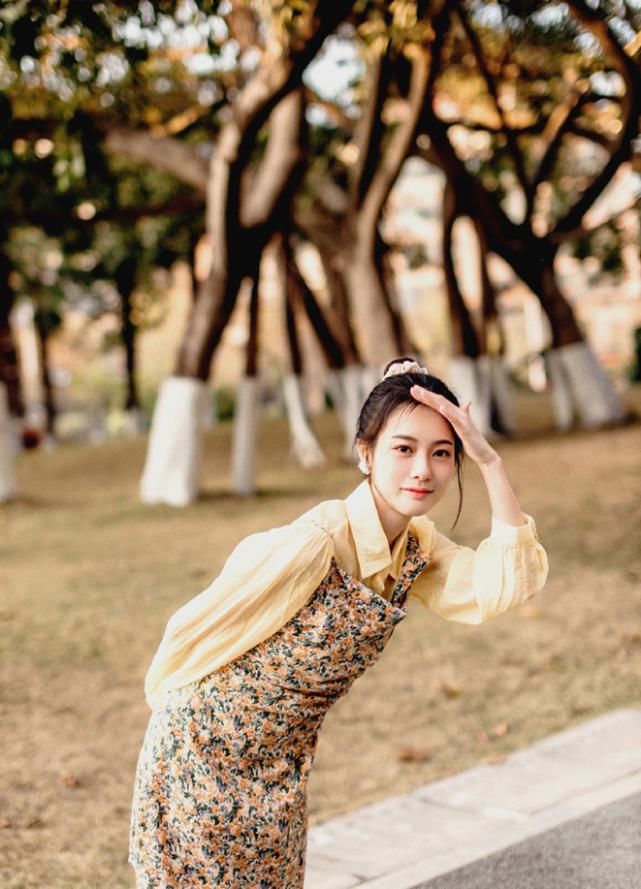 浪漫的碎花元素从不过时,想要穿得清新减龄,这些搭配思路要掌握