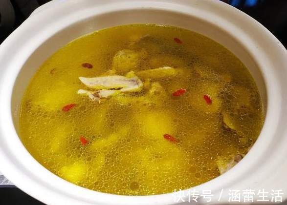 浓郁|炖鸡汤,直接下锅就错了,学会3个窍门,鸡汤鲜美浓郁,太好喝了