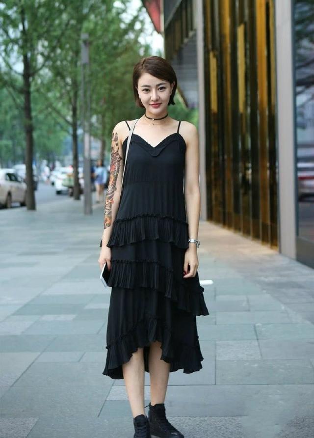 街拍:清爽靓丽的短发美女,穿黑色的吊带连衣裙,时尚大气