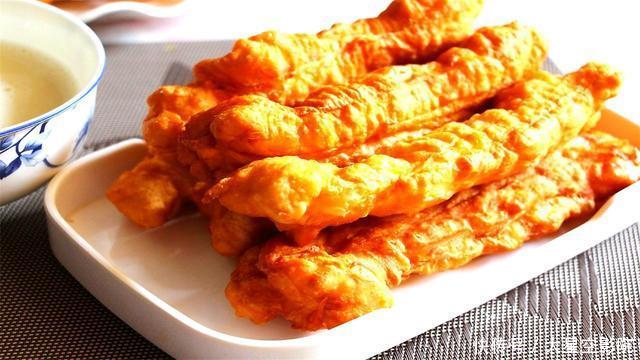 吃法|中国油条在国外火了,被美国人称为“高档菜”,吃法相当与众不同