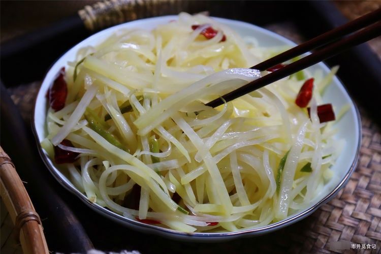 炒土豆丝，掌握放醋时间是关键，搞错的不少，做对了随便炒也好吃