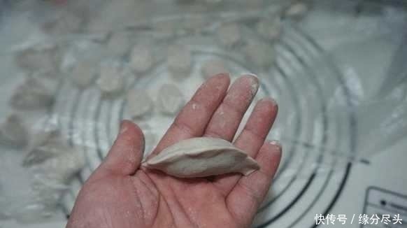 芋头|教你做这款饺子: 不用面粉不用擀皮! 滑溜溜! 一口一个!