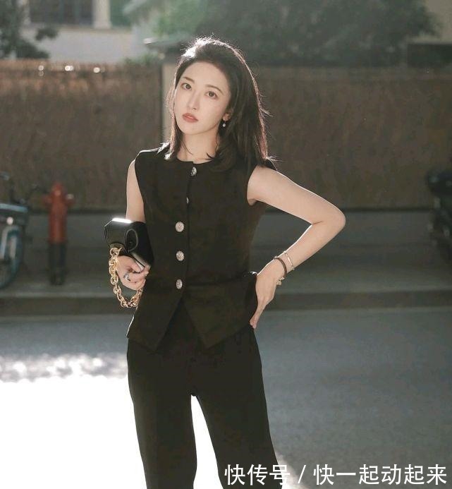 服装 越来越流行极简风穿搭,简简单单的穿搭风格,精致又高级