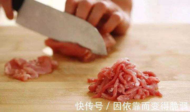 炒肉时，什么时候放酱油做菜10年都不懂，难怪肉质不新鲜！