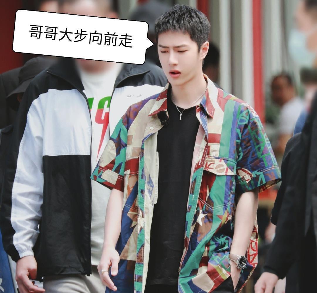 王一博 超拽!王一博外景录制,花衬衫异常醒目,全程皱眉表情包上线