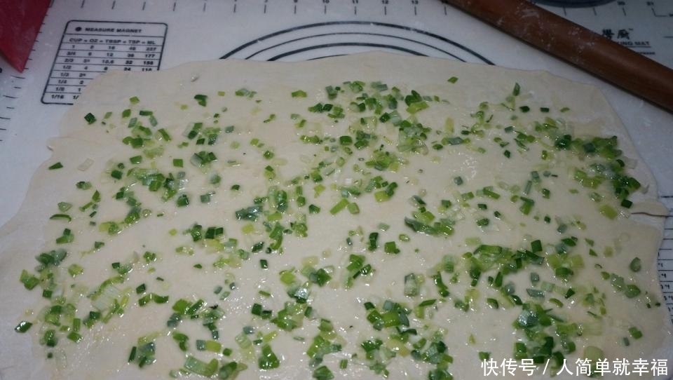 不用|自制的手抓饼层次多,外焦里嫩、葱香浓郁,一人一张不用炒菜了!
