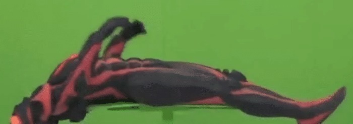 迪迦|当奥特曼去掉特效后,迪迦石像就只剩上半身,扎基飞行动作超搞笑