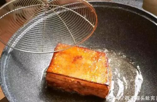 大厨|扣肉别再用油炸了，教你一种新做法，肉烂味香，连大厨都夸赞我