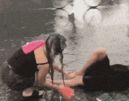 |搞笑GIF:不小心把钥匙忘车里面了,选择了一个最小的臂力砸碎了。