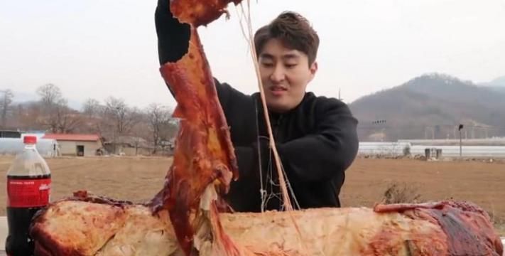 出卖|大胃王挑战80斤“烤乳猪”,摄像师却出卖了他,网友当我们傻