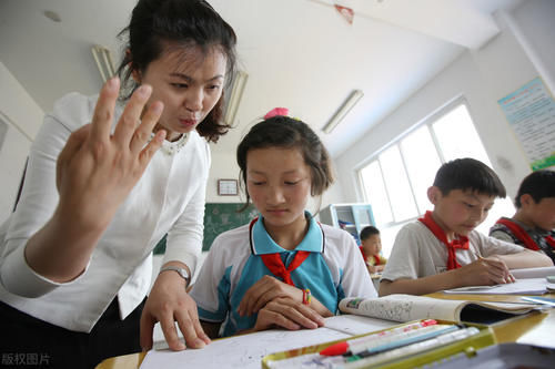 老师直接告诉学生答案还是让学生探讨得出答案