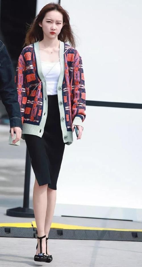 美女脚上穿着一双尖头的高跟鞋，铆钉的修饰高跟鞋显得帅气又靓丽