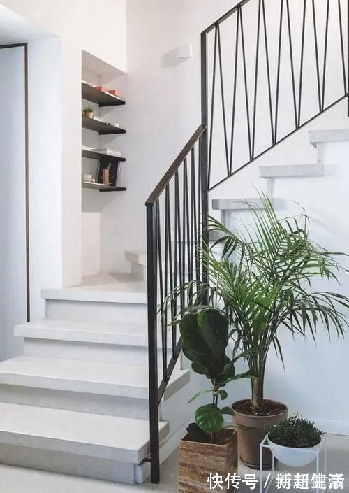 墙面处|窗边这样设计,一边悬空书桌做书房,另一边卡座做休闲区,省30平