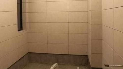 地面|头一次见卫生间贴瓷砖留空一排,真是太聪明了,后悔我家装早了