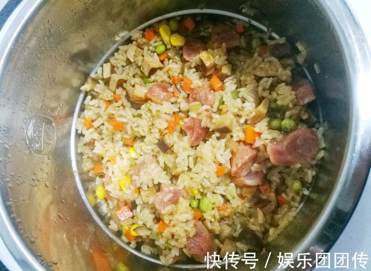 饭菜|懒人香菇香肠焖饭，做法简单，饭菜一锅出，省时又省力