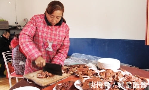 哥哥们|母亲每天捡破烂,三个儿子都不愿养,女儿接回家后买楼又买车