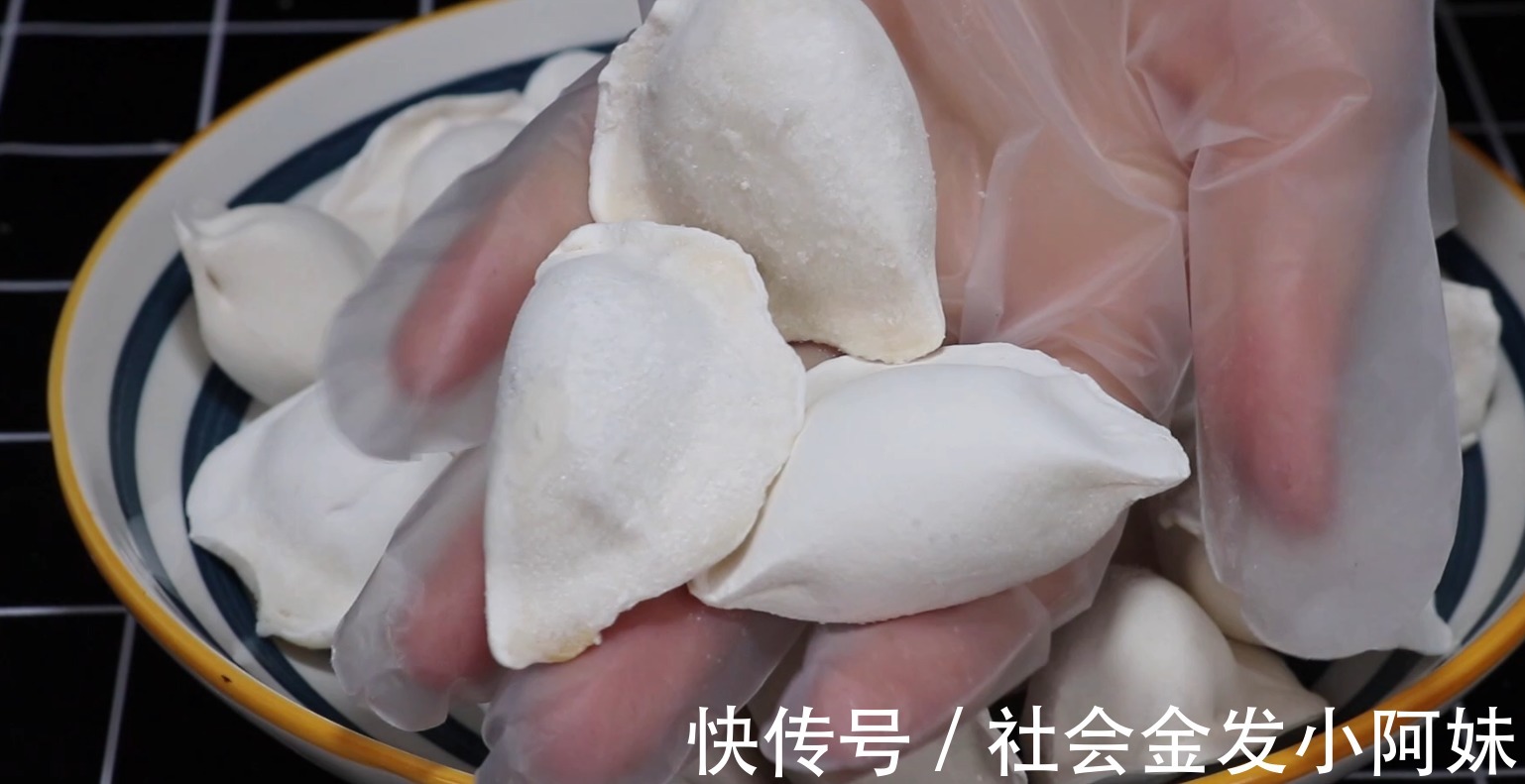 好吃|煮速冻饺子,冷水和开水下锅都不对,教你一招,饺子不破皮又好吃